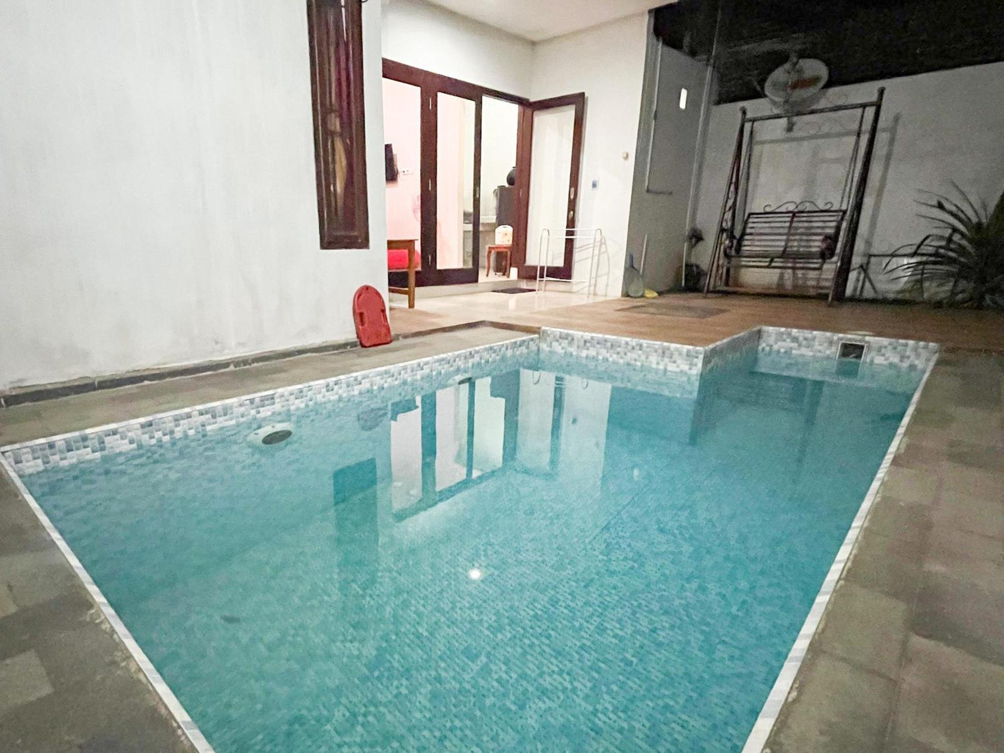 Oma Kost 3 Probolinggo Mitra Reddoorz Hotel Exterior photo