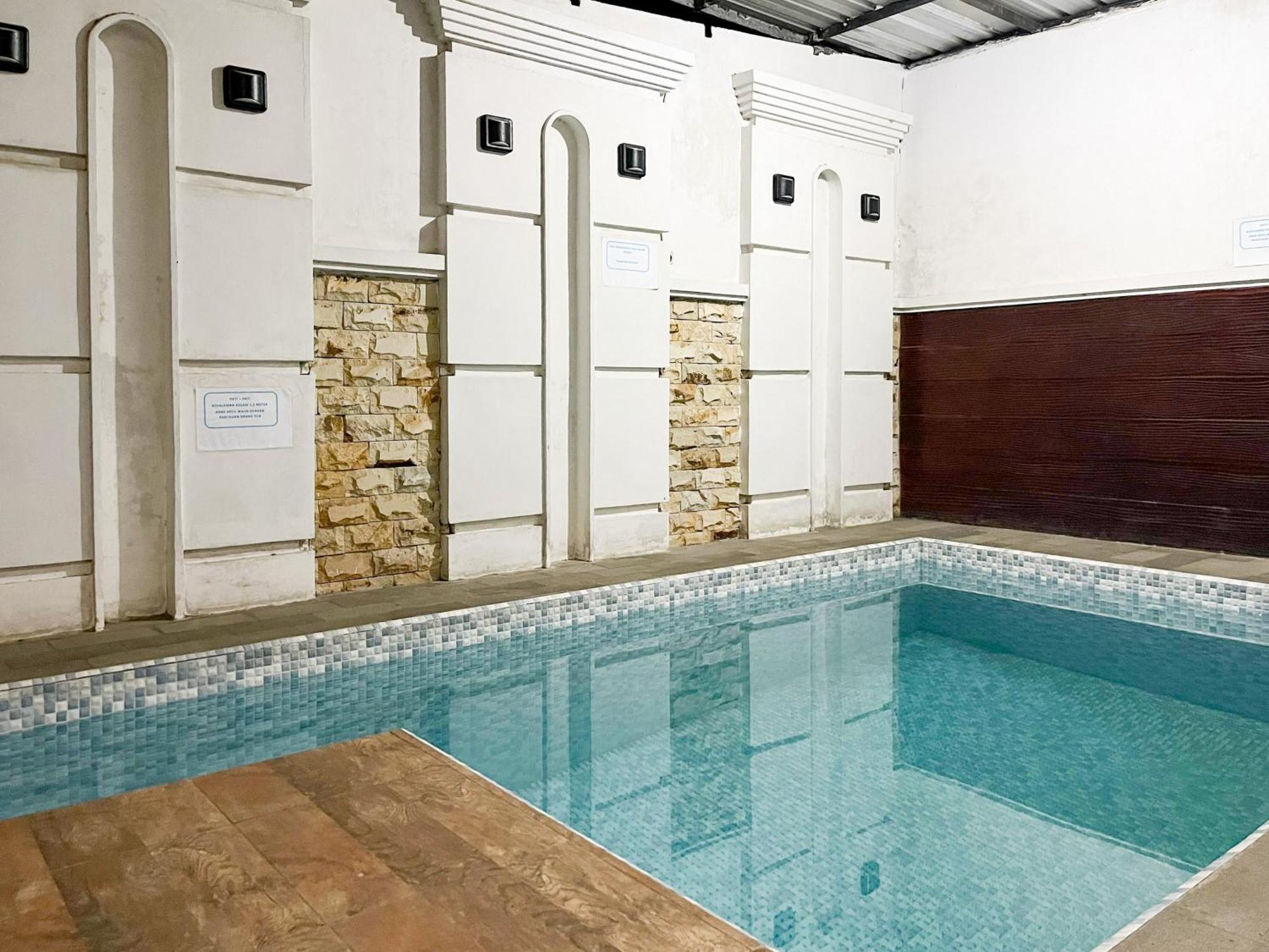 Oma Kost 3 Probolinggo Mitra Reddoorz Hotel Exterior photo