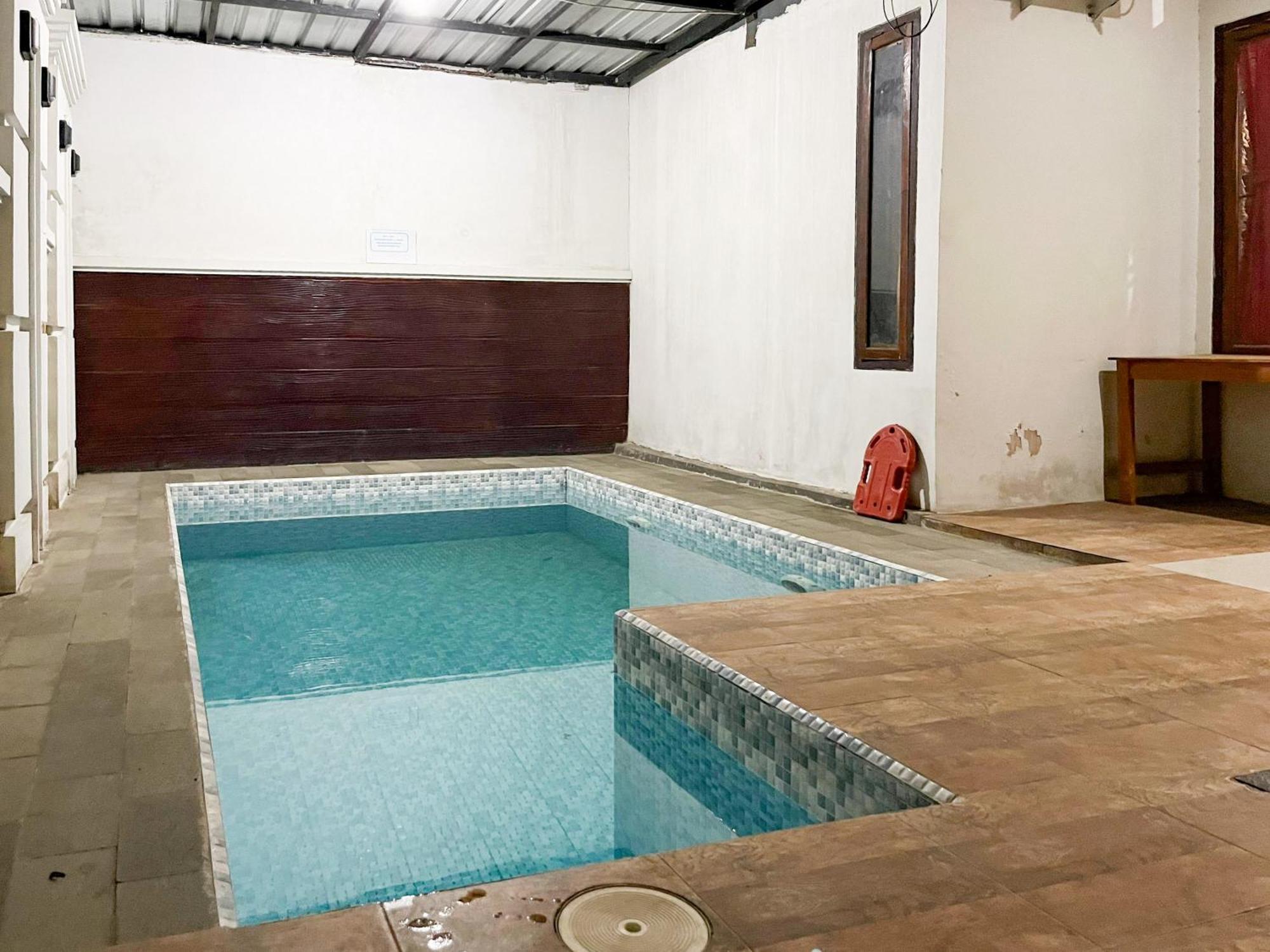 Oma Kost 3 Probolinggo Mitra Reddoorz Hotel Exterior photo