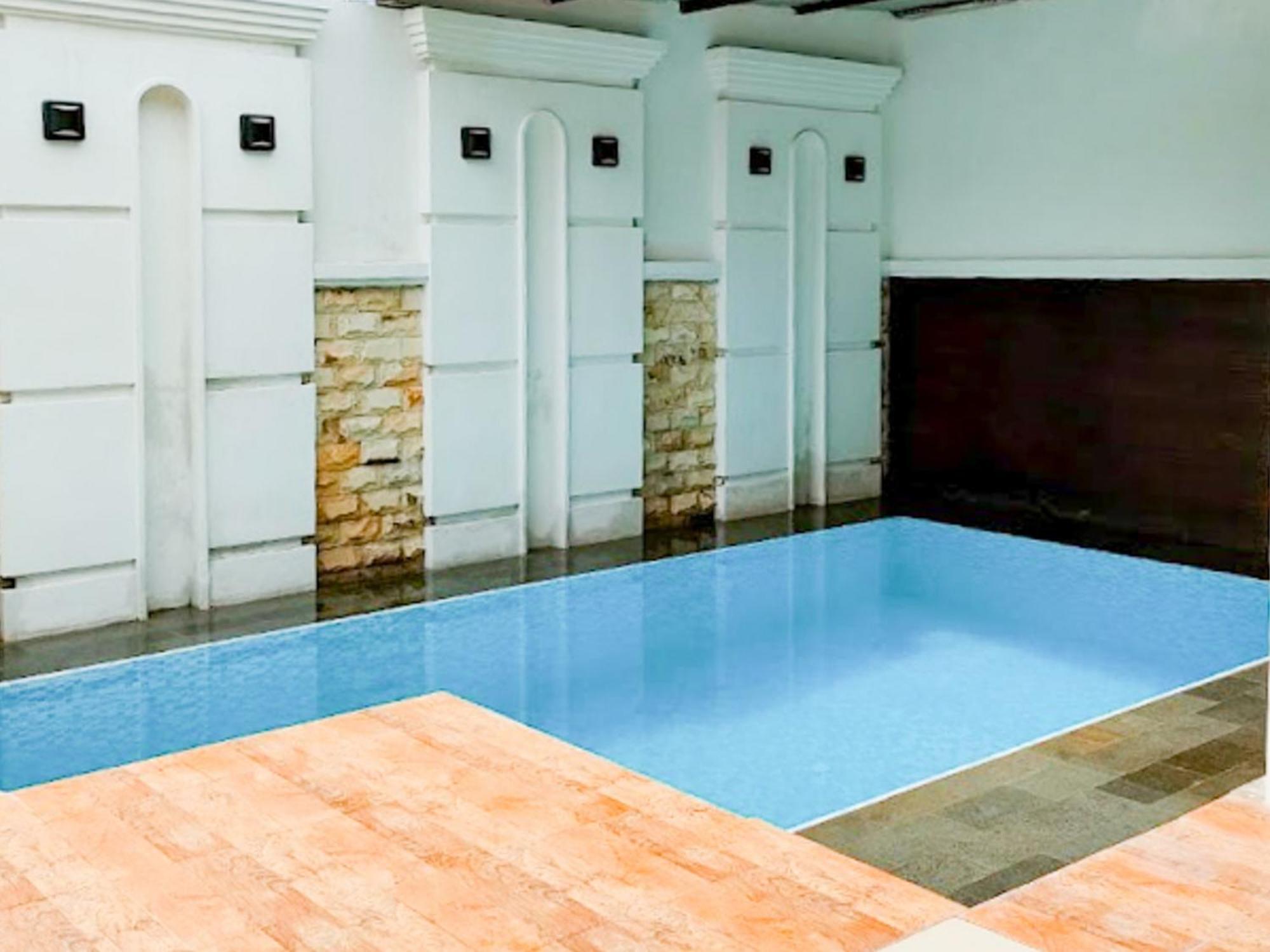 Oma Kost 3 Probolinggo Mitra Reddoorz Hotel Exterior photo