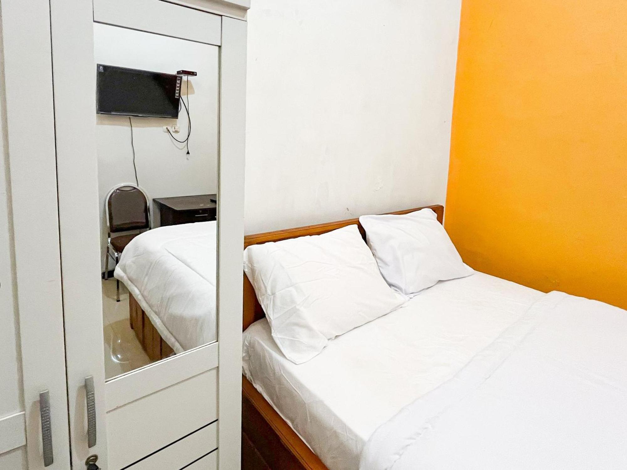 Oma Kost 3 Probolinggo Mitra Reddoorz Hotel Exterior photo