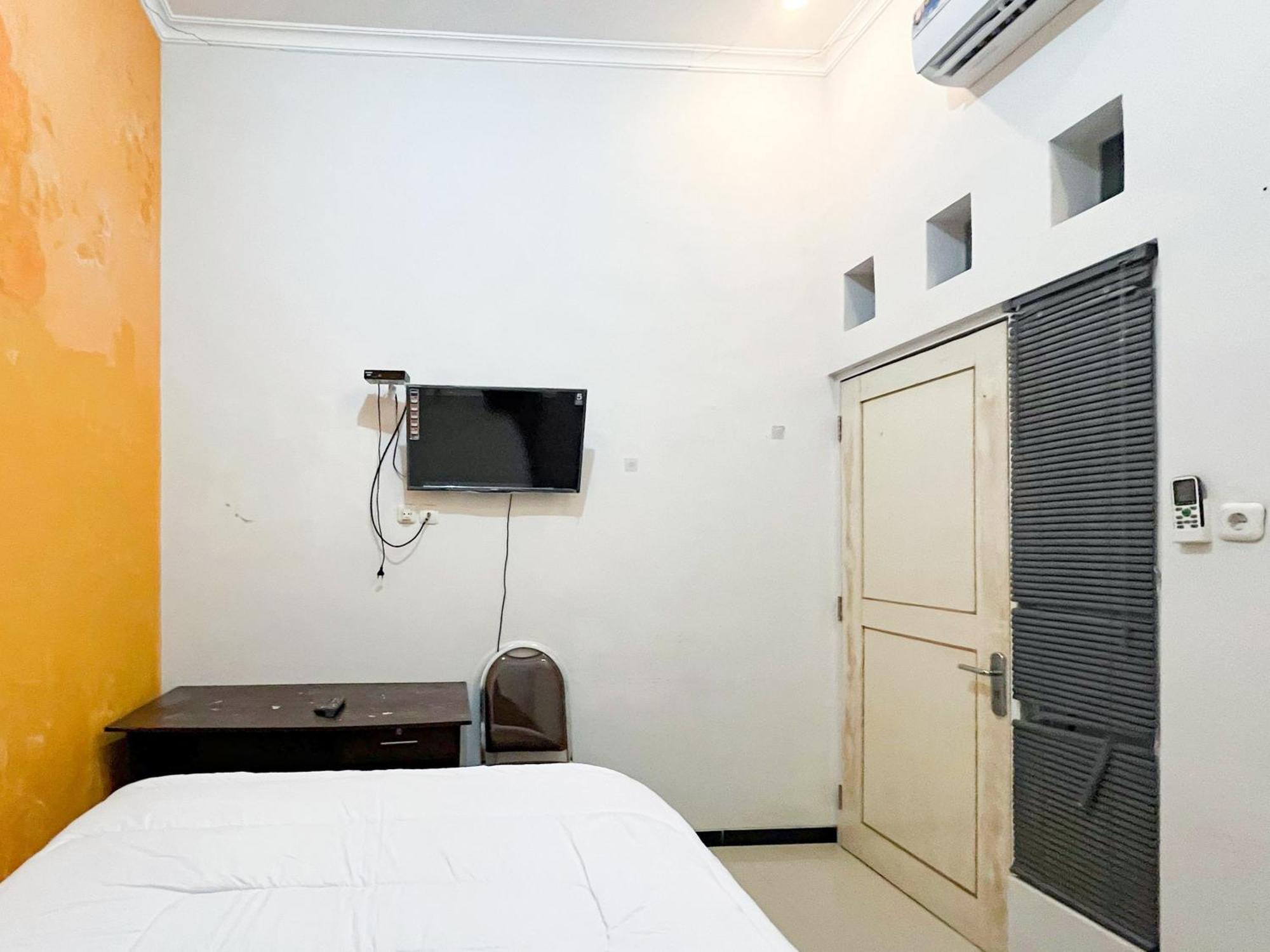 Oma Kost 3 Probolinggo Mitra Reddoorz Hotel Exterior photo