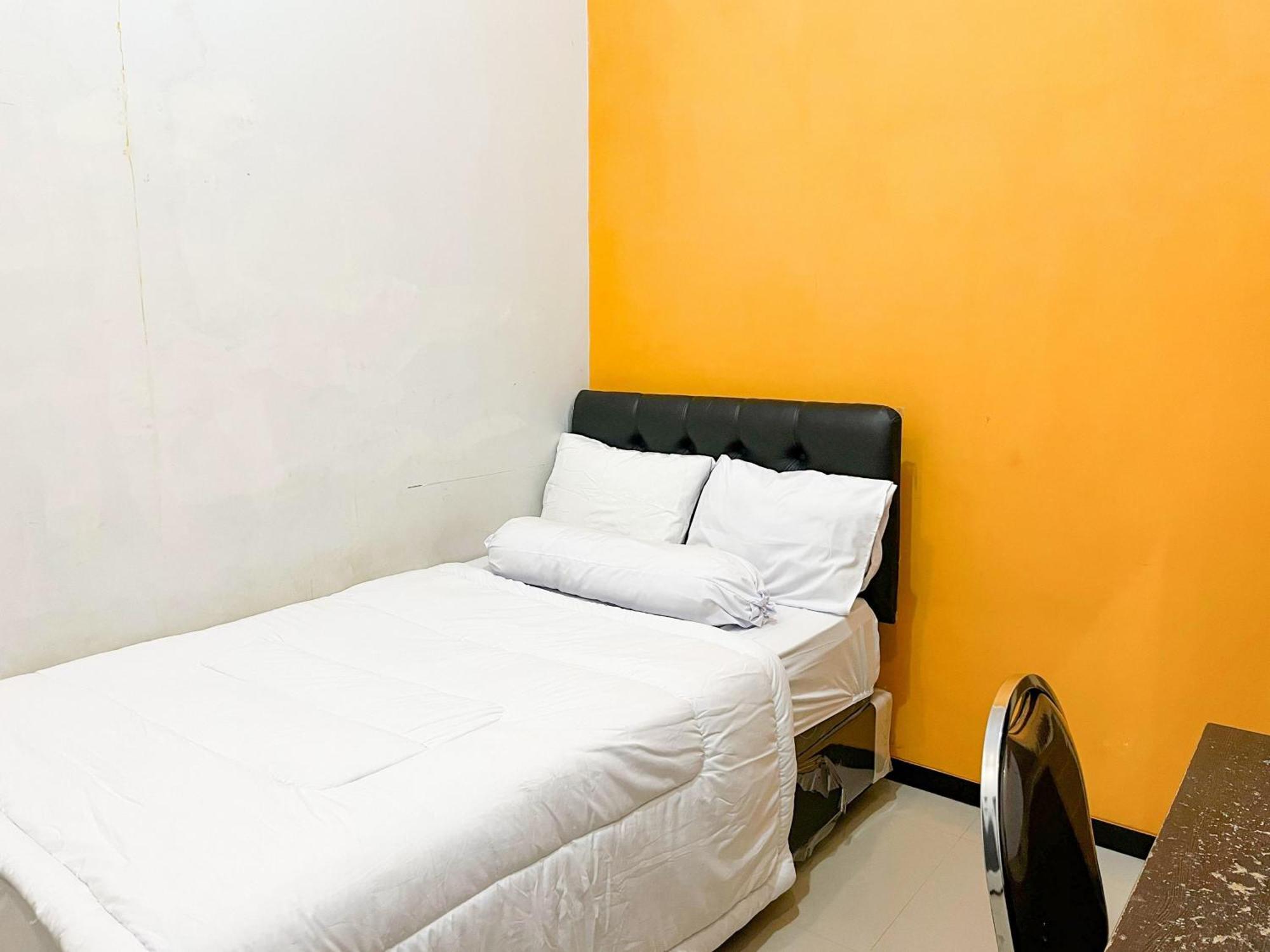 Oma Kost 3 Probolinggo Mitra Reddoorz Hotel Exterior photo